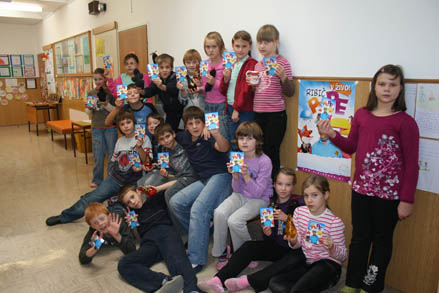 Otroci so se slikali s Pepetovimi razglednicami.